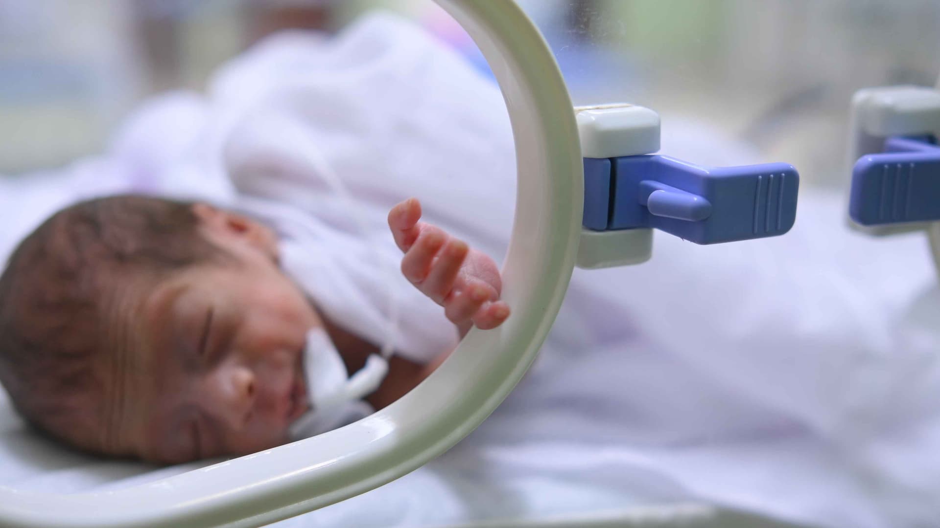 Child in incubator (NICU)